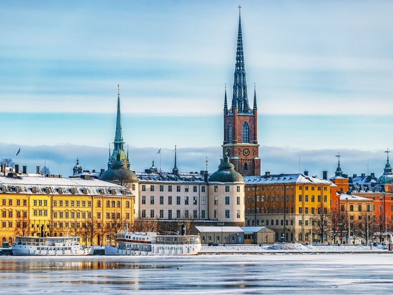 Boote vor der Skyline der Altstadt Stockholms