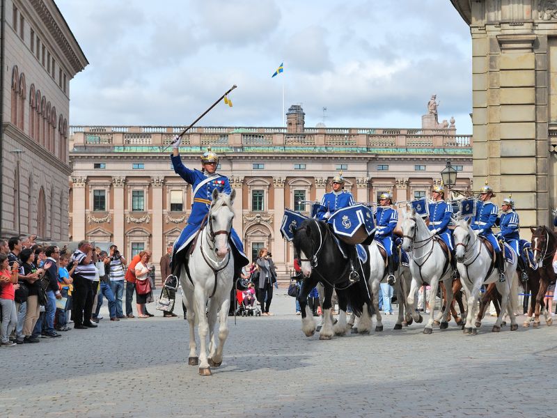 Touristen schauen die Wachablösung an