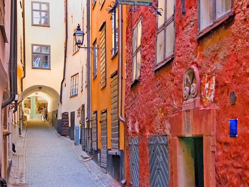 Versteckte Gassen laden zum Erkunden ein in Stockholm