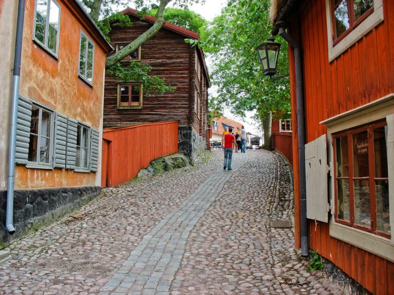 Weg im Freilichtmuseum Skansen in Stockholm