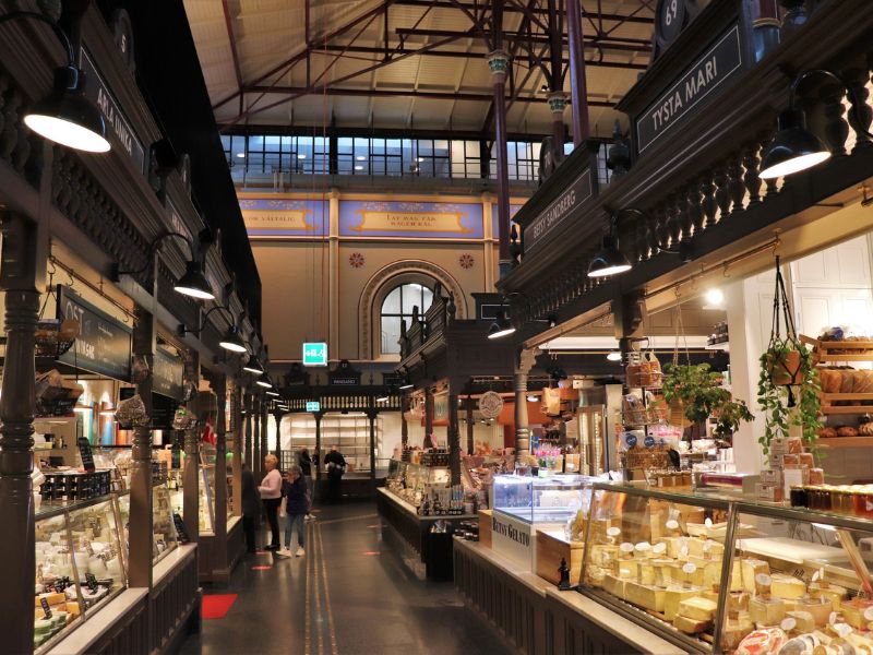 Bummeln und Einkaufen in der Saluhall Markthalle Stockholm