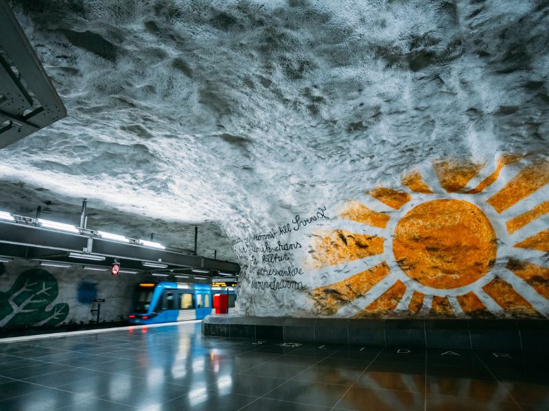 U Bahn Zug und Malerei an den Wänden