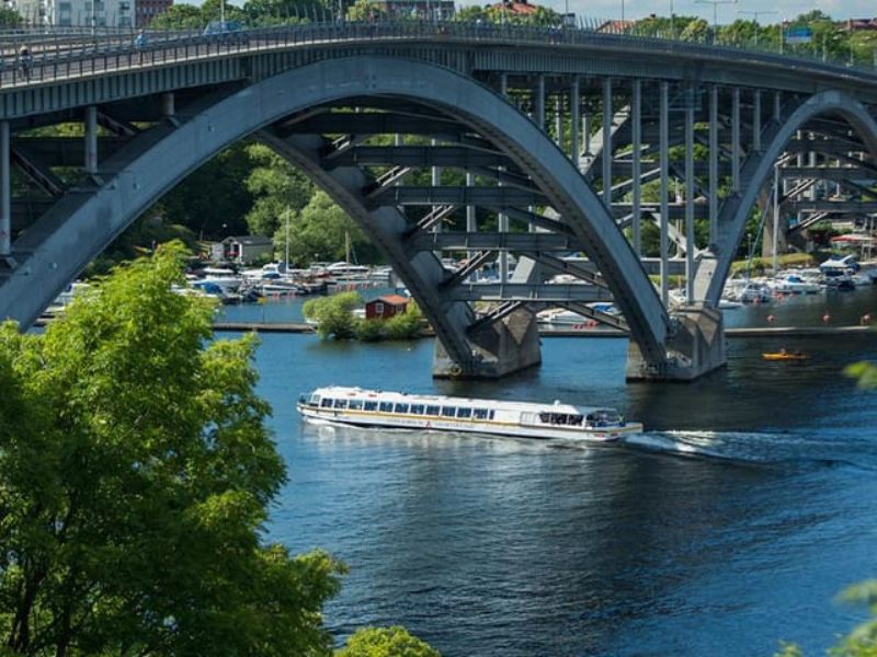 XXL Bootstour Stockholm durch Kanäle unter Brücken durch